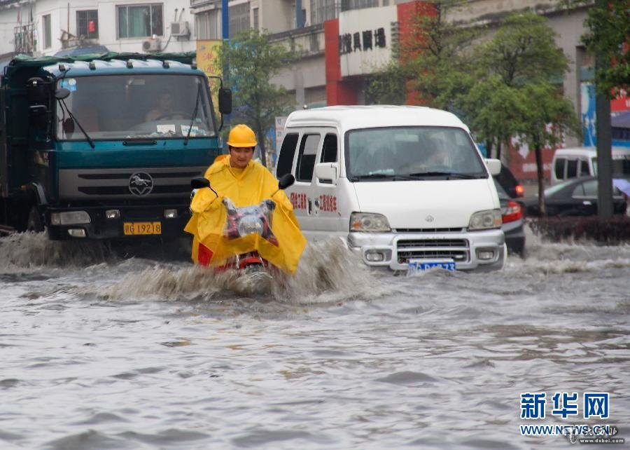 暴雨致多地内涝 民众骑车趟水百态【组图】