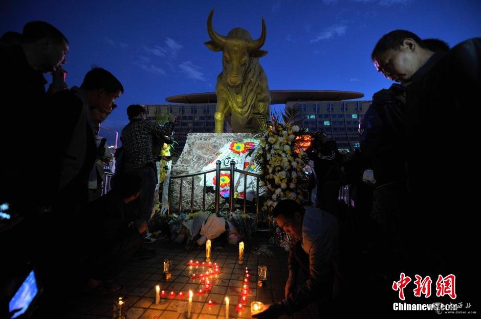 昆明市民在火车站为恐怖袭击受害者祈福（组图）