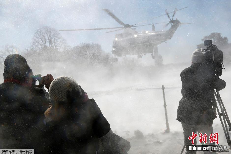 奥巴马专机起飞引狂暴风雪记者“遭殃”