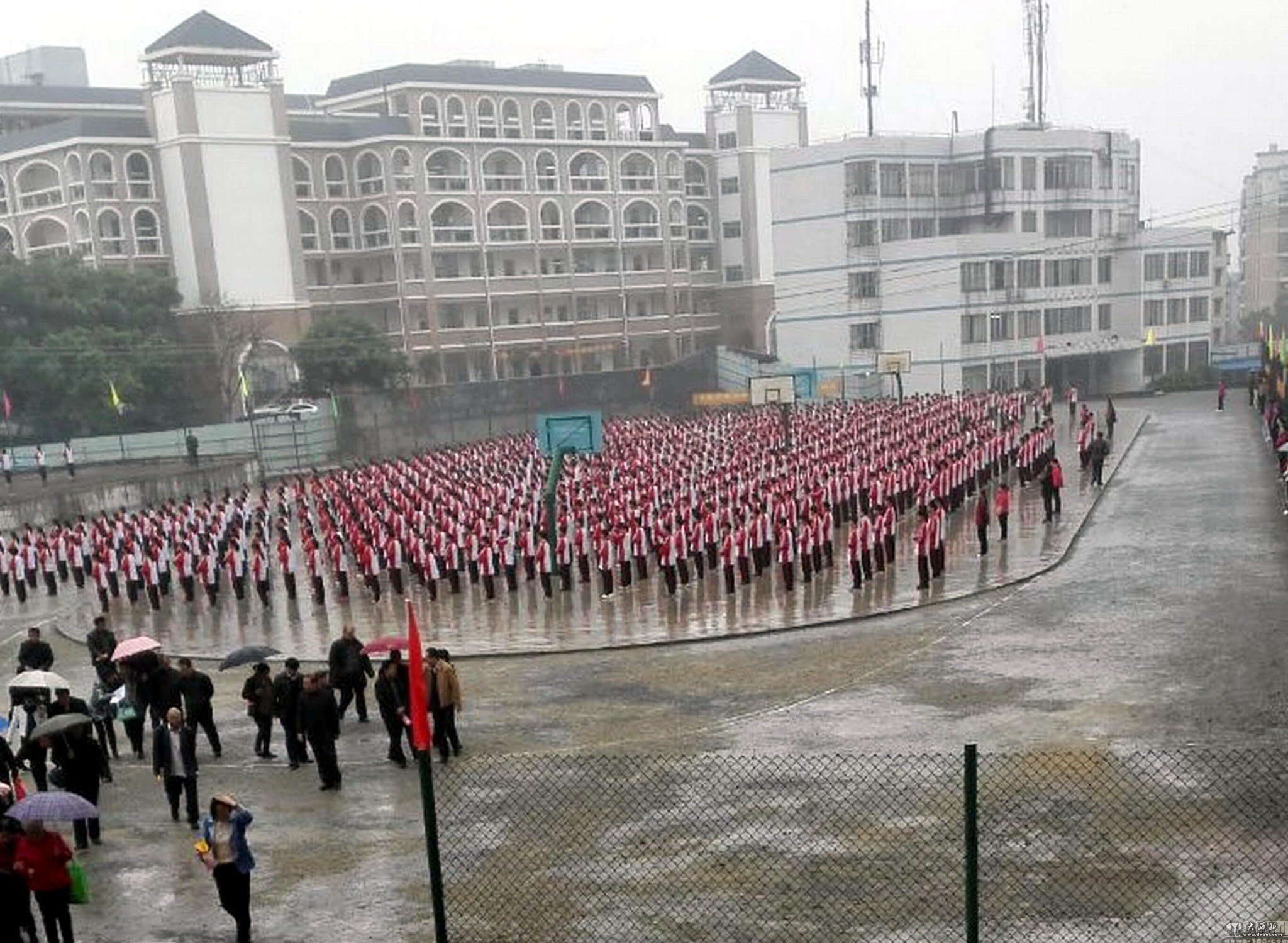 学生冒雨做操领导打伞看 校方称领导体弱