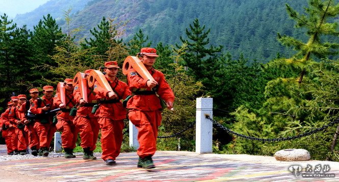 甘肃兰州森警深山密林巡护忙