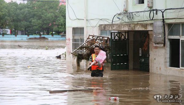 湖北随州遭遇强降雨街道变河流居民被困 消防驾冲锋舟紧急转移灾民