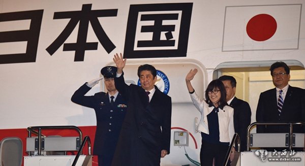 日本首相安倍启程前往美国珍珠港