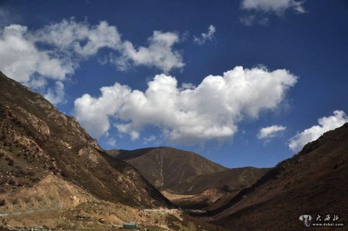 位于河西走廊南侧的祁连山