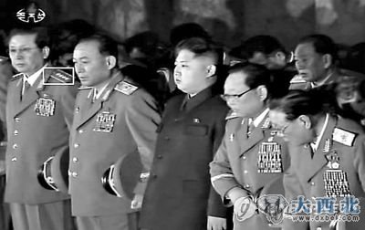 金正恩的姑父张成泽(圈中人)首次身穿大将军服亮相