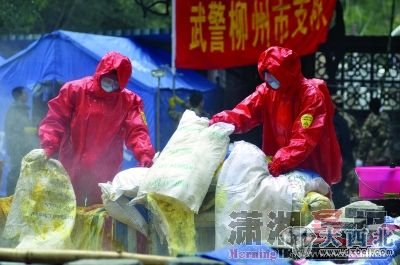 1月29日，广西柳州市柳城县糯米滩水力发电厂，武警战士将袋装聚合氯化铝投入水池并引入江中稀释污染水体。图/新华社