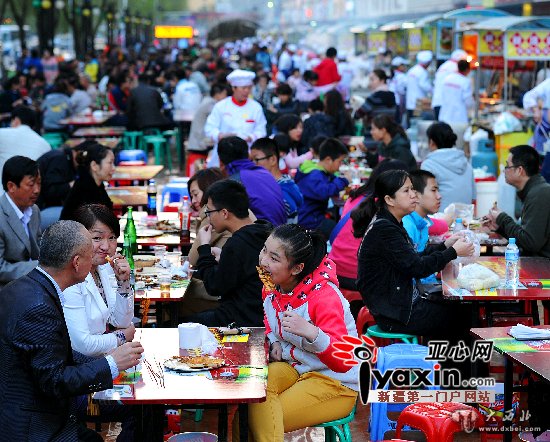 日月争辉夜市，今年静悄悄  天山区取缔该夜市，整治占道经营还路于民