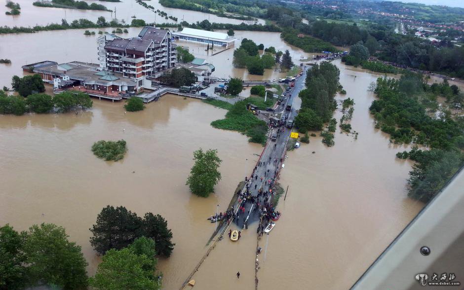 塞尔维亚遭“千年一遇”洪水 已造成37人死亡