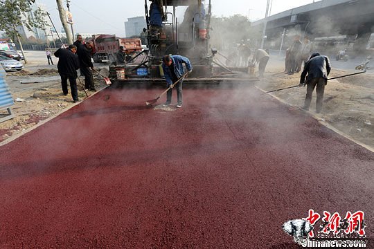 郑州铺设“红地毯车道”色彩鲜明利于区分