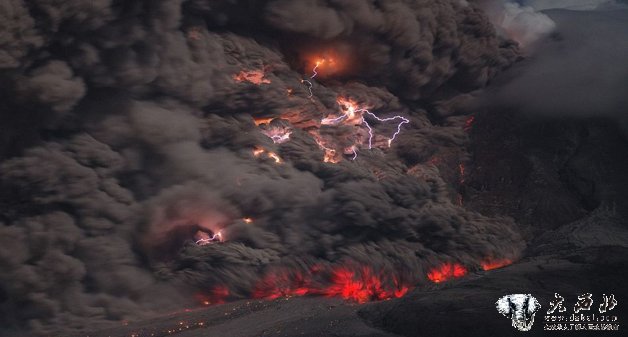 德国摄影师拍摄印尼火山喷发加电闪雷鸣奇景