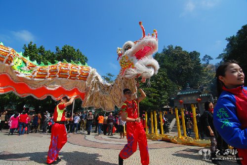 图为记者在澳门妈祖庙拍摄影到耍社火的情景 