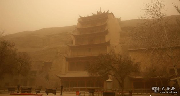 甘肃敦煌遭遇强沙尘暴天气 黄沙遮天蔽日