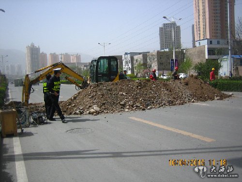 雁滩交警查获违规占道施工行为