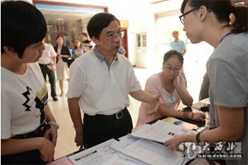 湖南长沙荷花园街道荷晏社区，不少市民陆续前来办理参保登记