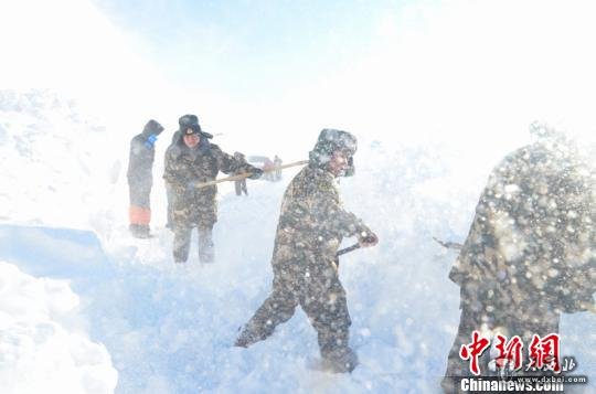 旅游车队在新疆遭埋