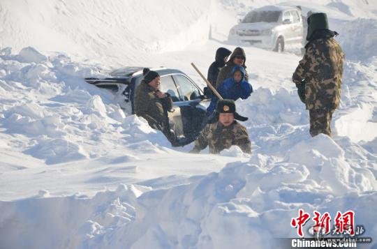 旅游车队在新疆遭埋