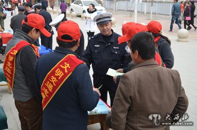 东岗交警开展学雷锋志愿服务日活动