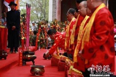 甘肃民间举行祭祀典礼 两岸民众共祭伏羲