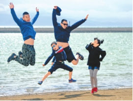 游客在赛里木湖景区游玩