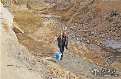 家中自来水停供8年 500村民排洪沟里挑水吃