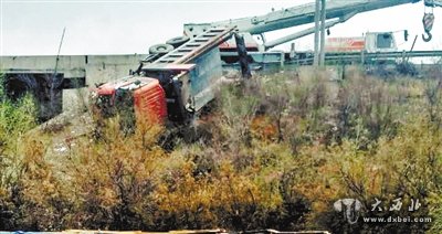 雨天路滑，大货车侧翻高速路 司机抽烟压惊再报警